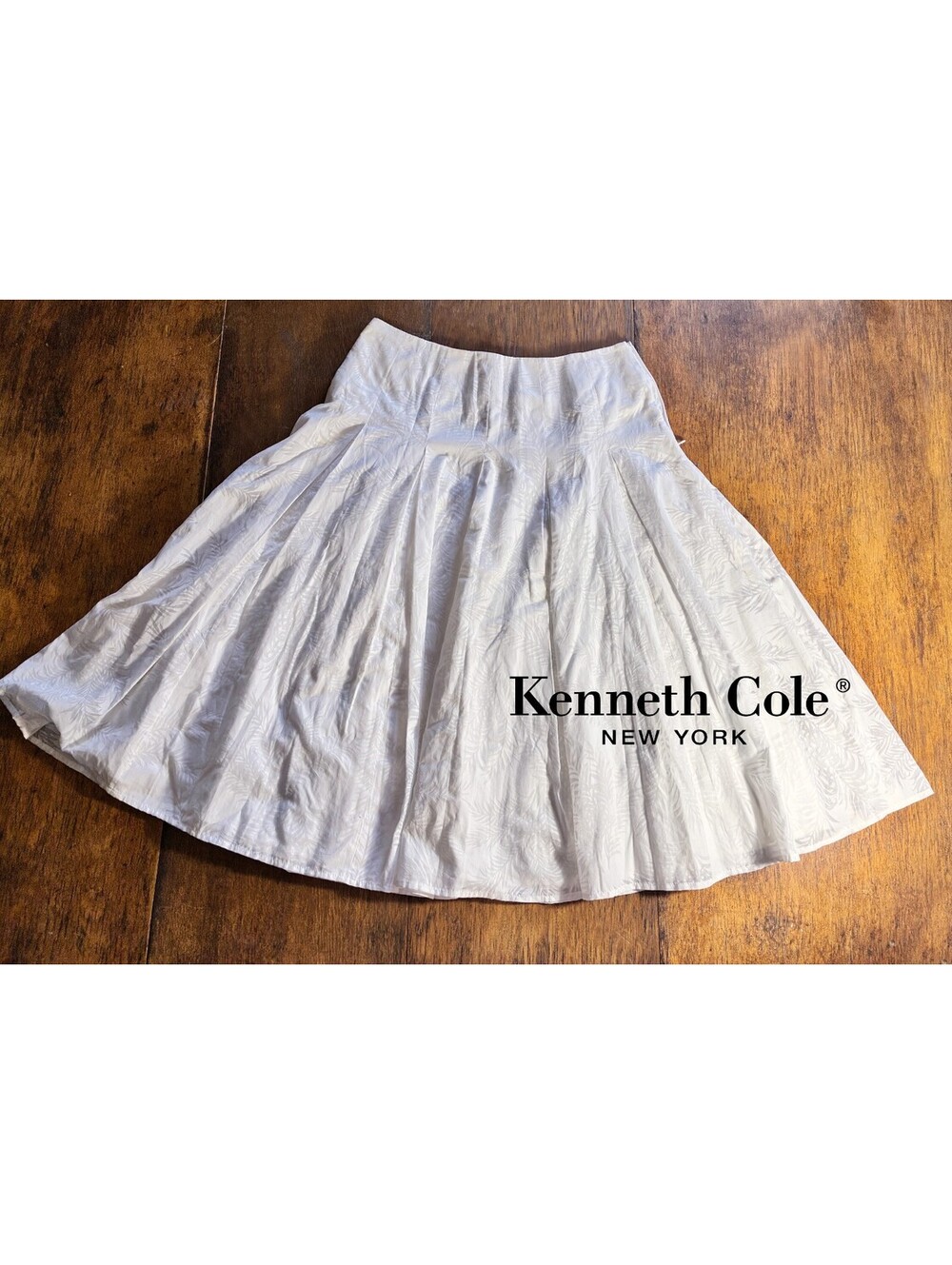 Kenneith cole White flat pleated Taylored fitted skirt Size 8